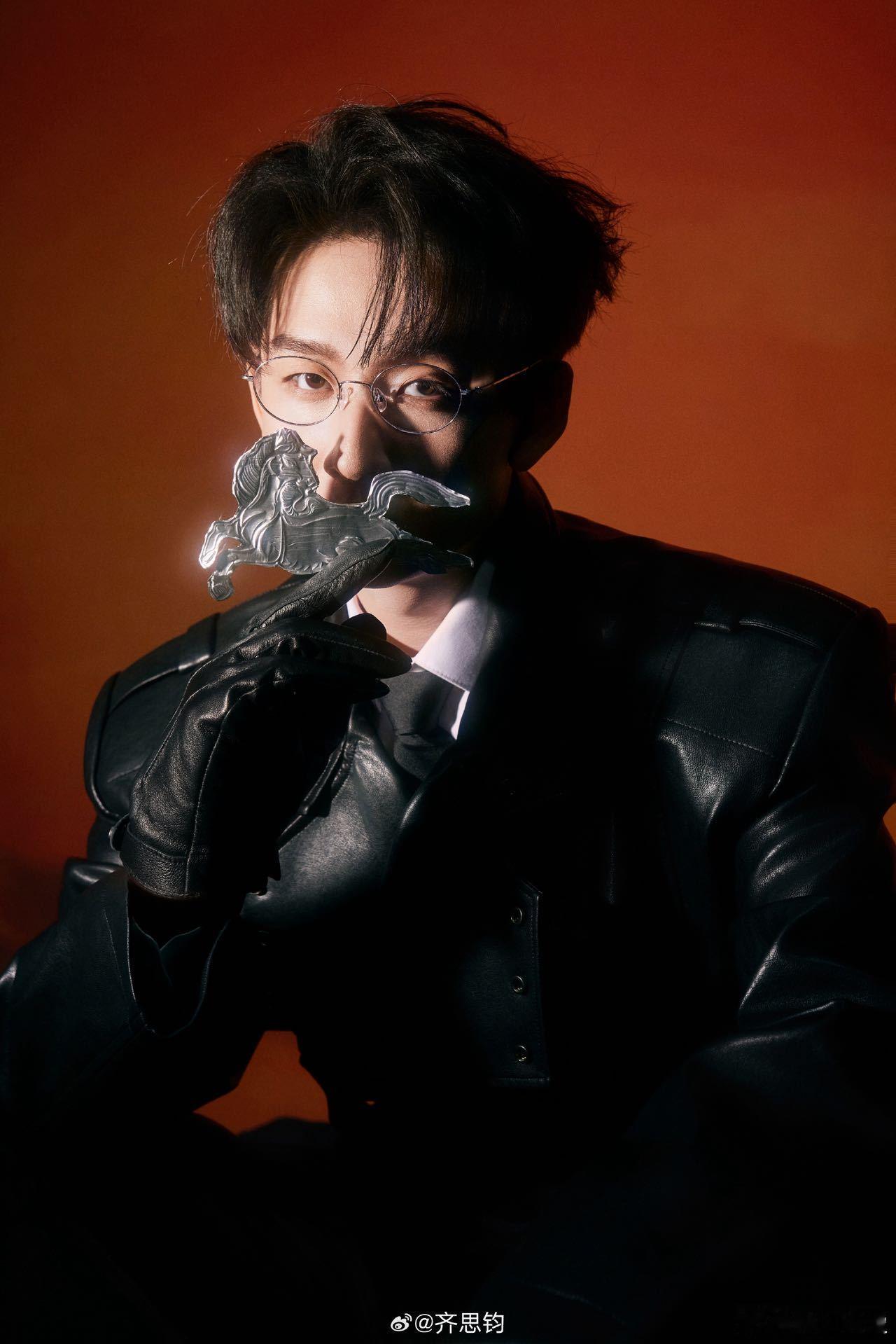 你是齐思钧那他是谁 终于分清了，西服配温柔是齐思钧，皮衣配蛊感是齐思钓，两种风格