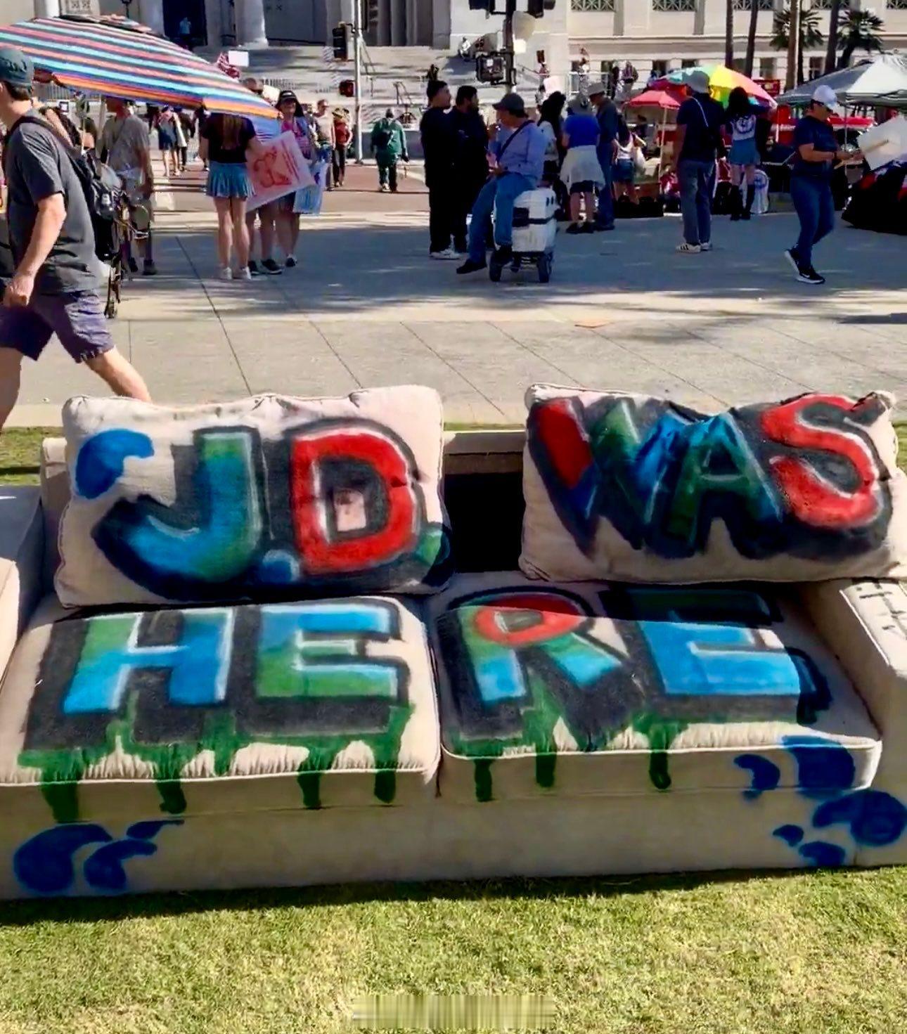 全美今天”No Kings”抗议游行，一些标语。 ​​​