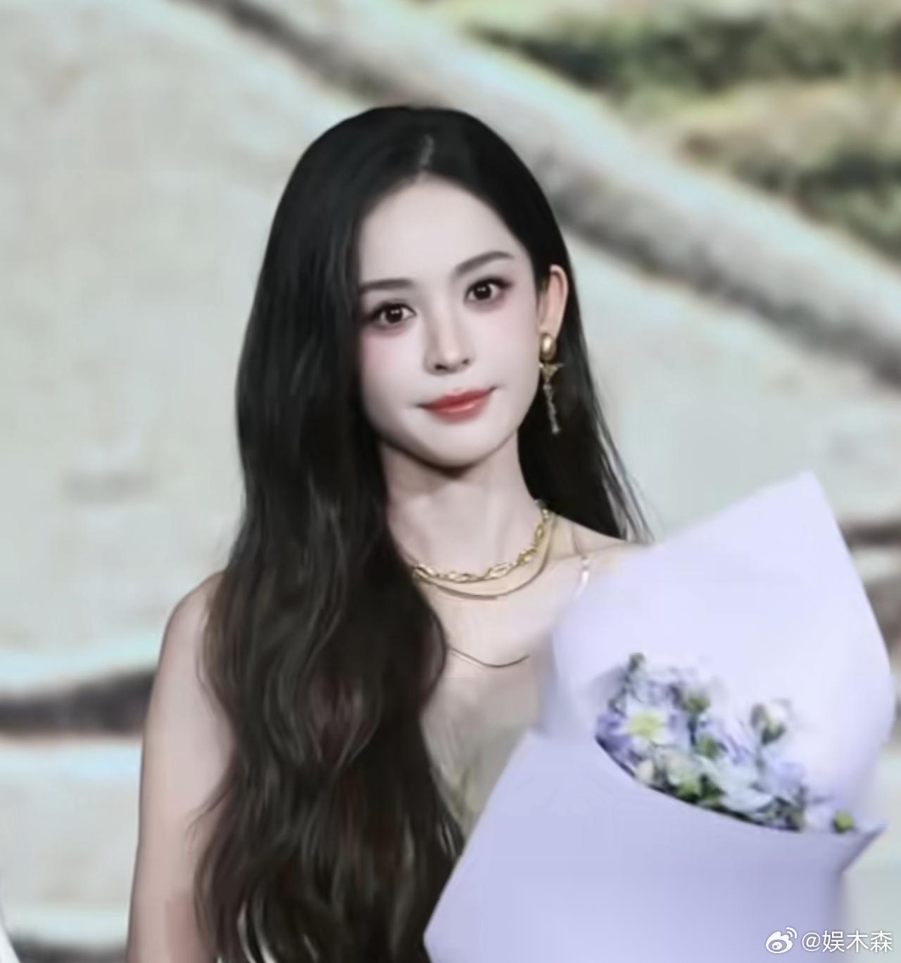 34岁的古力娜扎是目前新疆女明星中最美的，可惜那么美的人，感情依然波折。 她的颜