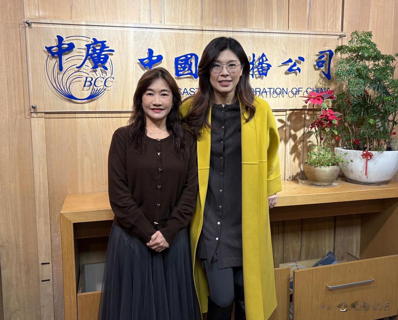 中国国民党主席郑丽文手机在访陆期间遭到台情报部门监听；副主席李乾龙的座车被安装追