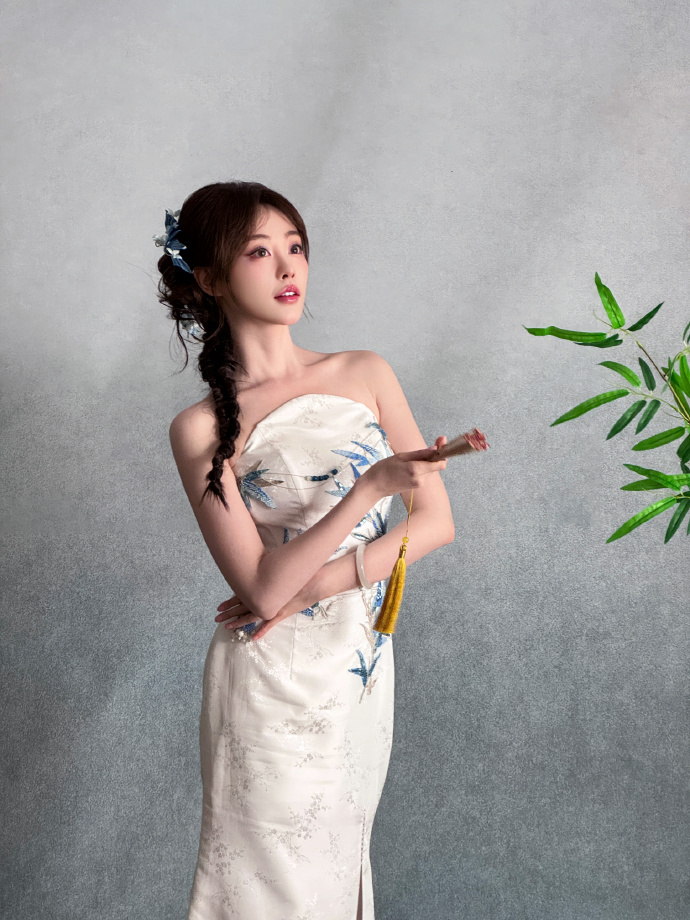 祝绪丹青花旗袍九宫格祝绪丹完美演绎青花旗袍，雅致纹样衬出好气质，温柔大气尽显旗袍