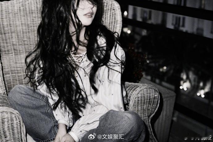 佟丽娅2025继续大步向前  佟丽娅晒照告别2024  佟丽娅晒照告别2024，