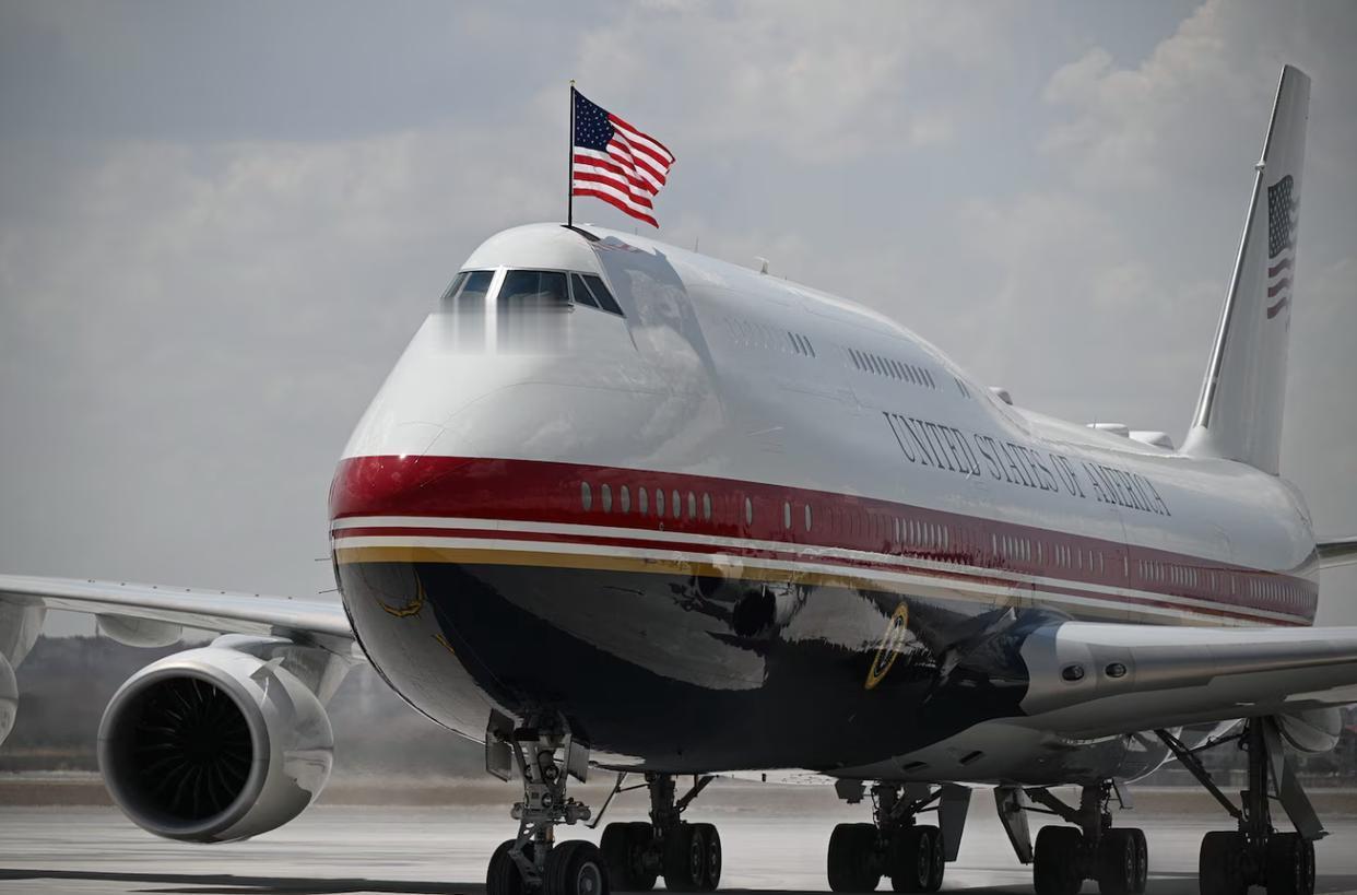 特勤局死劝特朗普：新"空军一号"别坐！换旧的，遮光板全拉下，连总统座驾都不敢拍胸