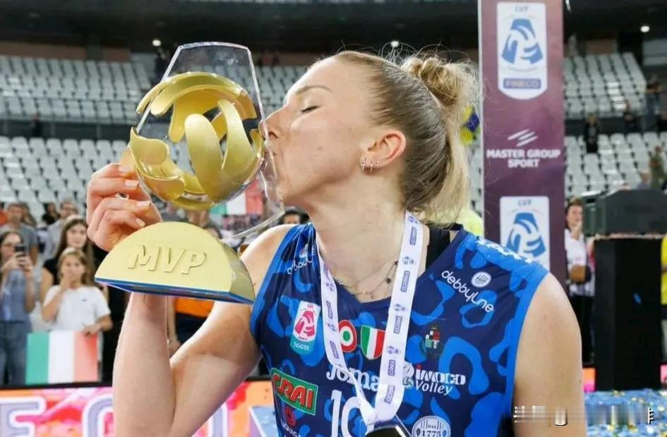 科内利亚诺赢麻了！冠军拿到手软。
2024-2025赛季意甲女排超级杯决赛，科内