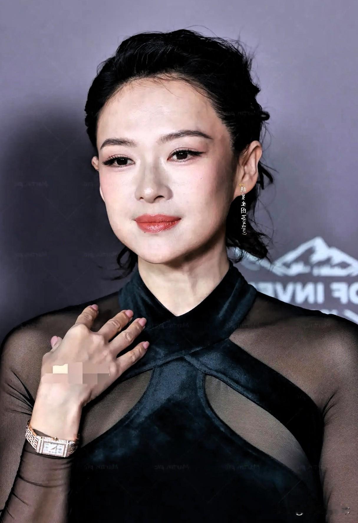 昨晚心情最复杂的估计就汪峰了，
不是章子怡有了新恋情，
也不是她又美出新高度，而