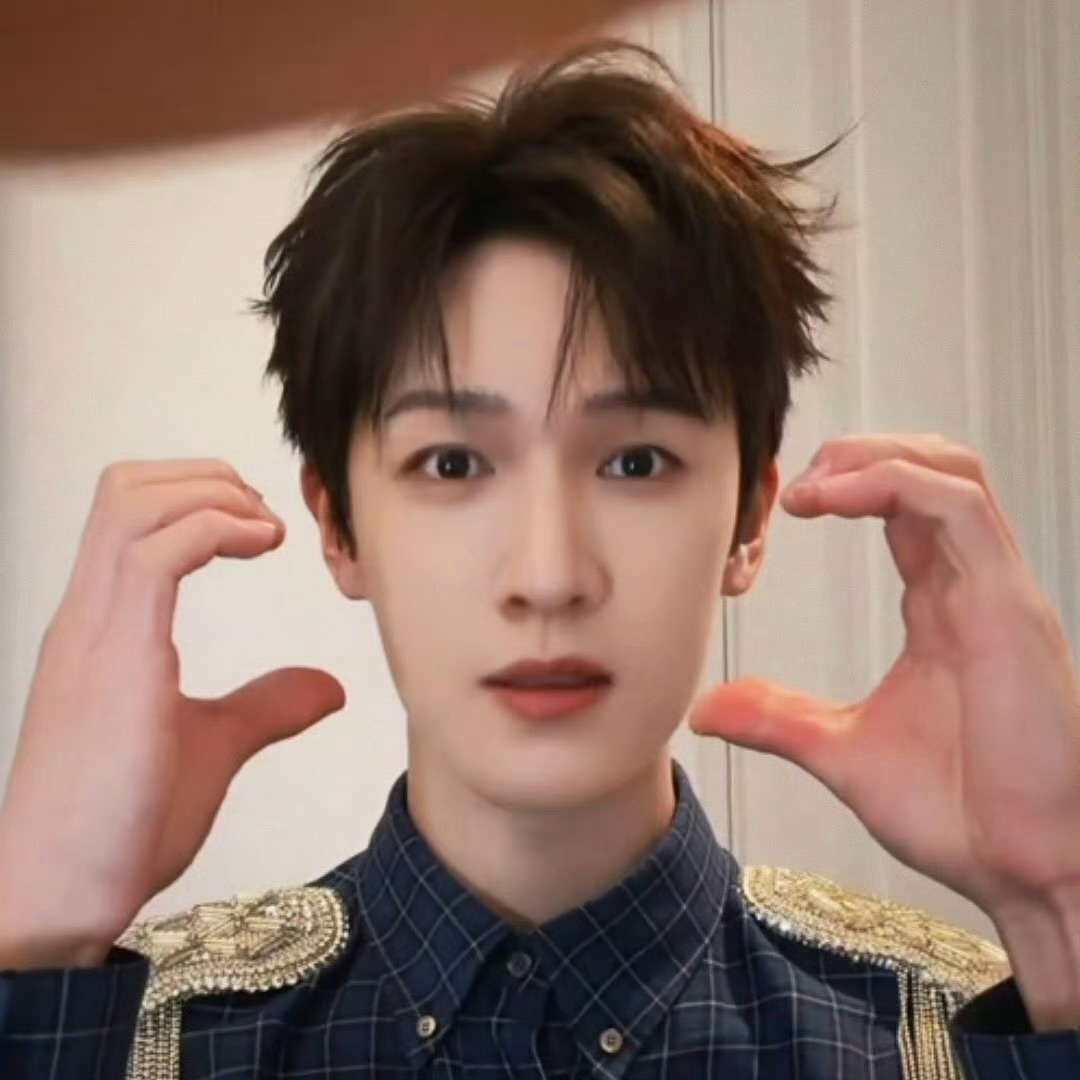 李昀锐今日直播截图，像只仓鼠一样嚼嚼嚼，简直萌物！！