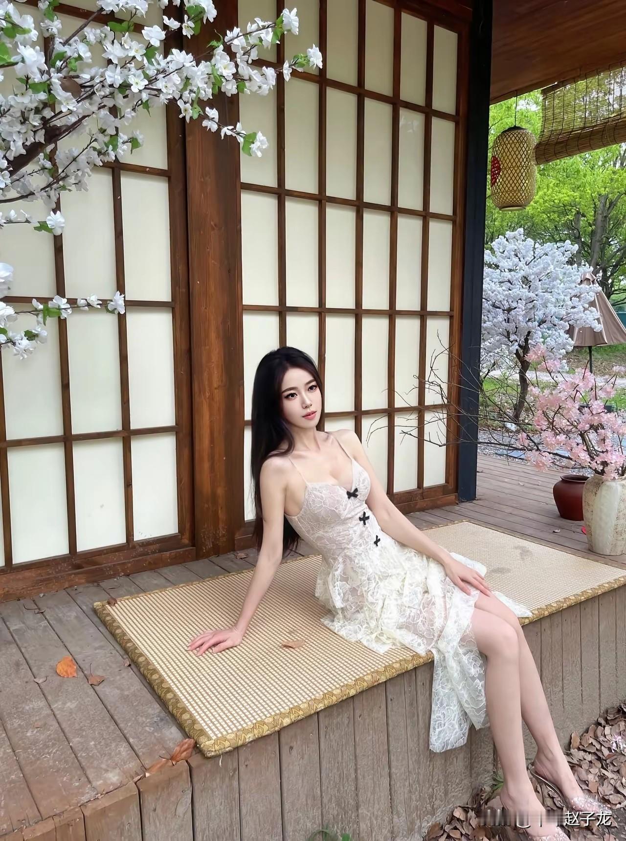 春日小院坐一下午，我终于读懂了白茶的“淡里藏香”
 
推开木格门的瞬间，风里裹着