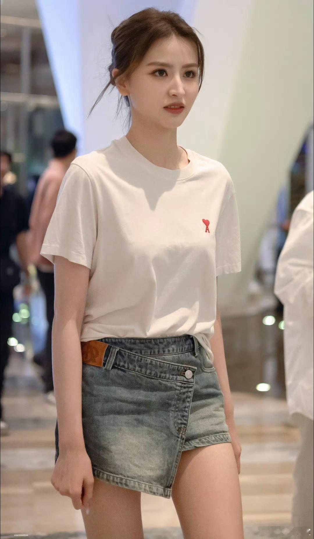 金子涵疑似新关注了杜华 金子涵疑似新关注了杜华，有网友发现今早金子涵直播回应热搜