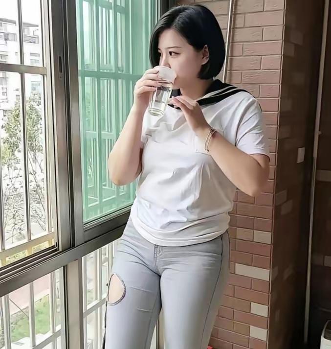 小姑是几个姐妹里面学历最低，却是混得最好的一个！小姑只是小学毕业，但是现在却做到