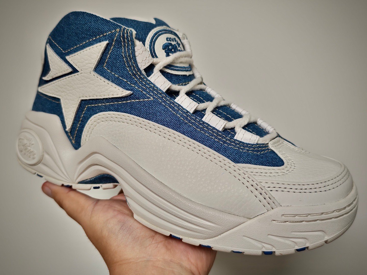 本年度第19双鞋，CONS BLUE。对于我来说，AJ正代可以不要，老匡威一出现