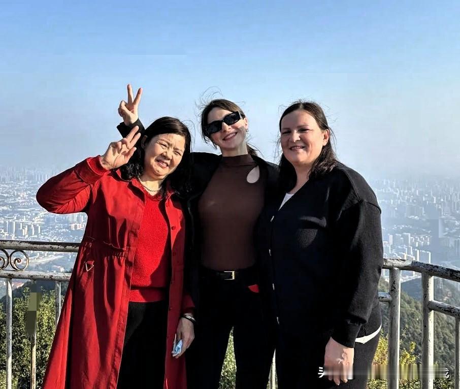 刷到网络流传的乌克兰大妈采访视频，看完心里真是一阵发酸。
 
老太太直言想把三个