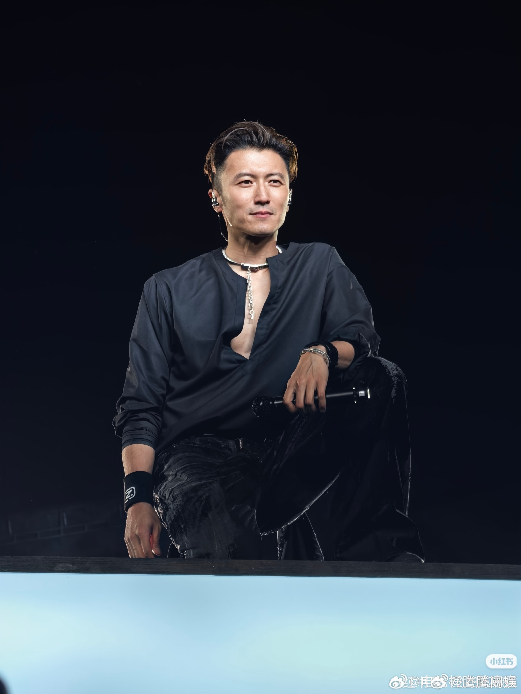 谢霆锋演唱会哽咽 全程独自消化悲伤，不向观众倾诉苦楚，仅在歌曲间奏、演唱时哽咽落