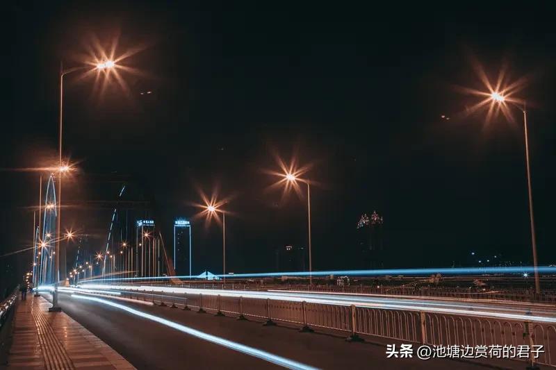 我认同“人穷不可怕，心穷毁一生”。人穷只是暂时的状态，像朱元璋出身贫寒，却能凭借