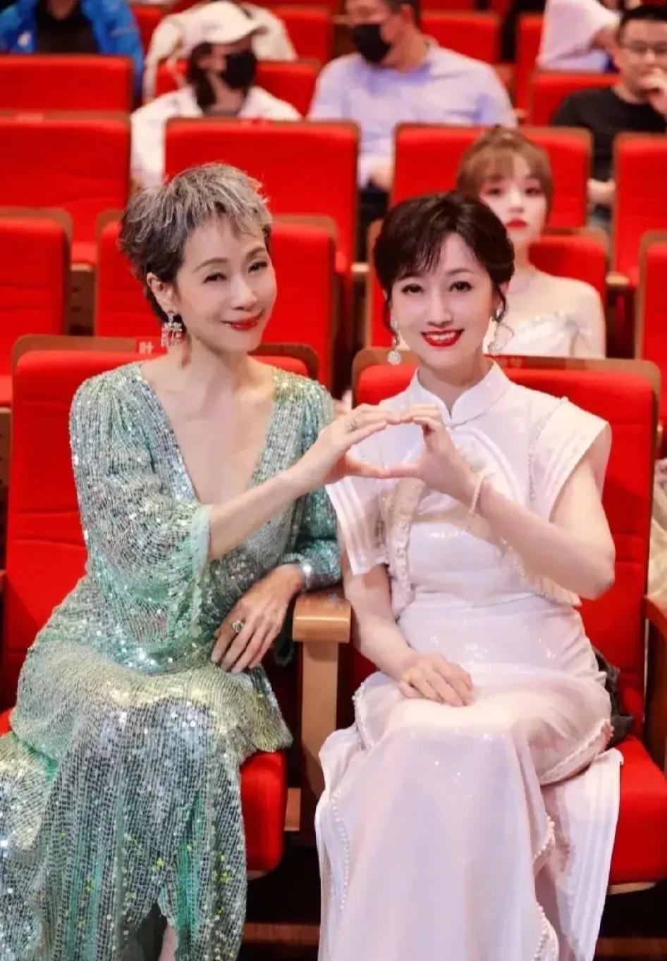 叶童赵雅芝一起参加活动
看这画面，看她们的表情动作
这交情应该不错哟

有没有发
