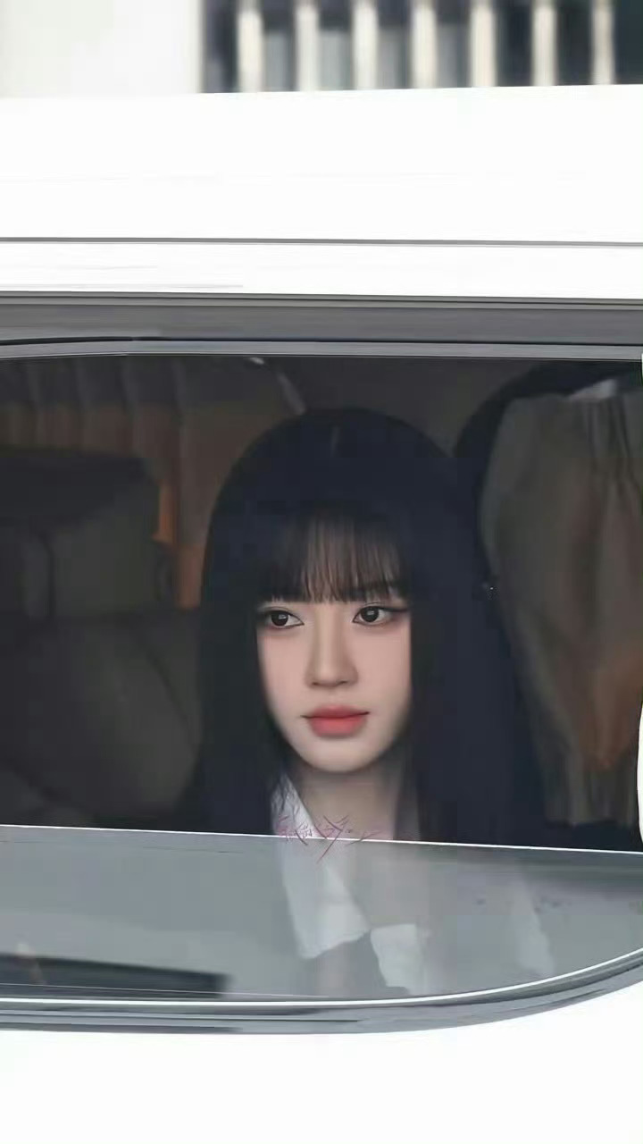 女神就这样缓慢的抬眼 
