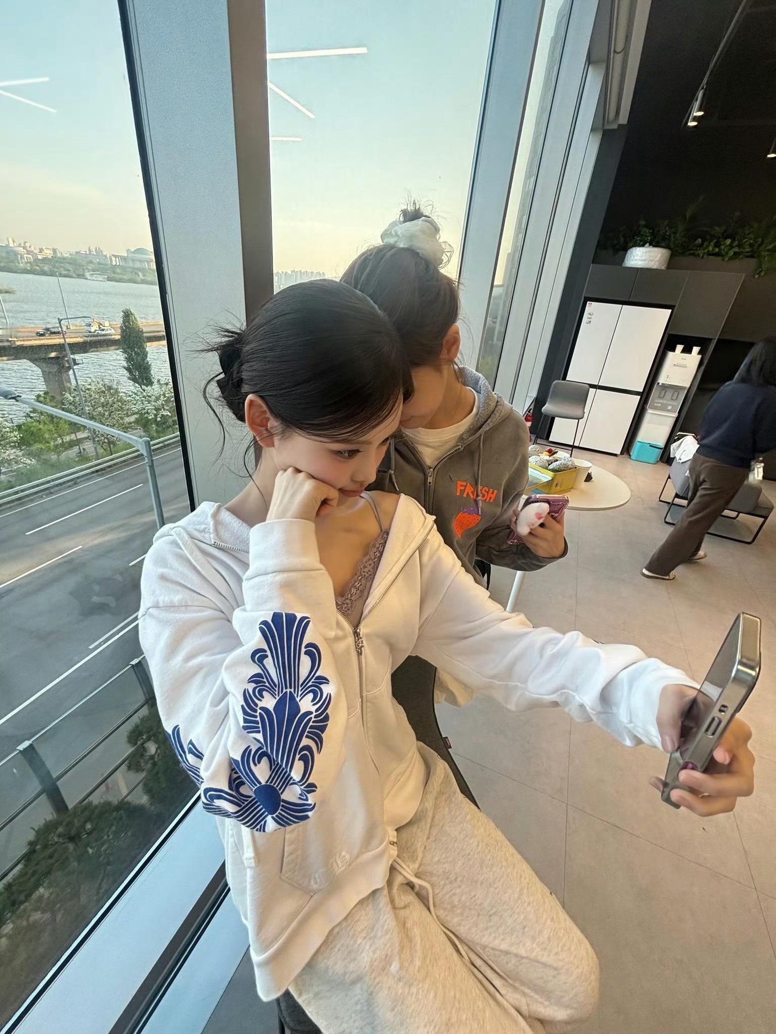 IZNA的JEEMIN更新的izME📮里 SAEBI疑似拿着兔岚咪（？） 