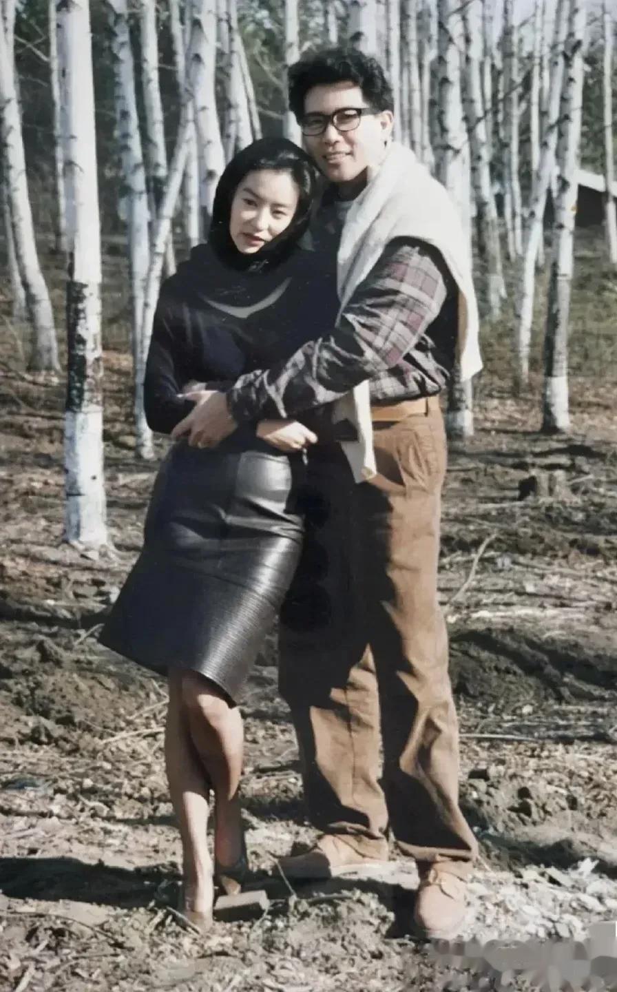 当年的林青霞与秦汉真是郎才女貌，那时候的林青霞正当红，人又长得漂亮，是演艺圈有名