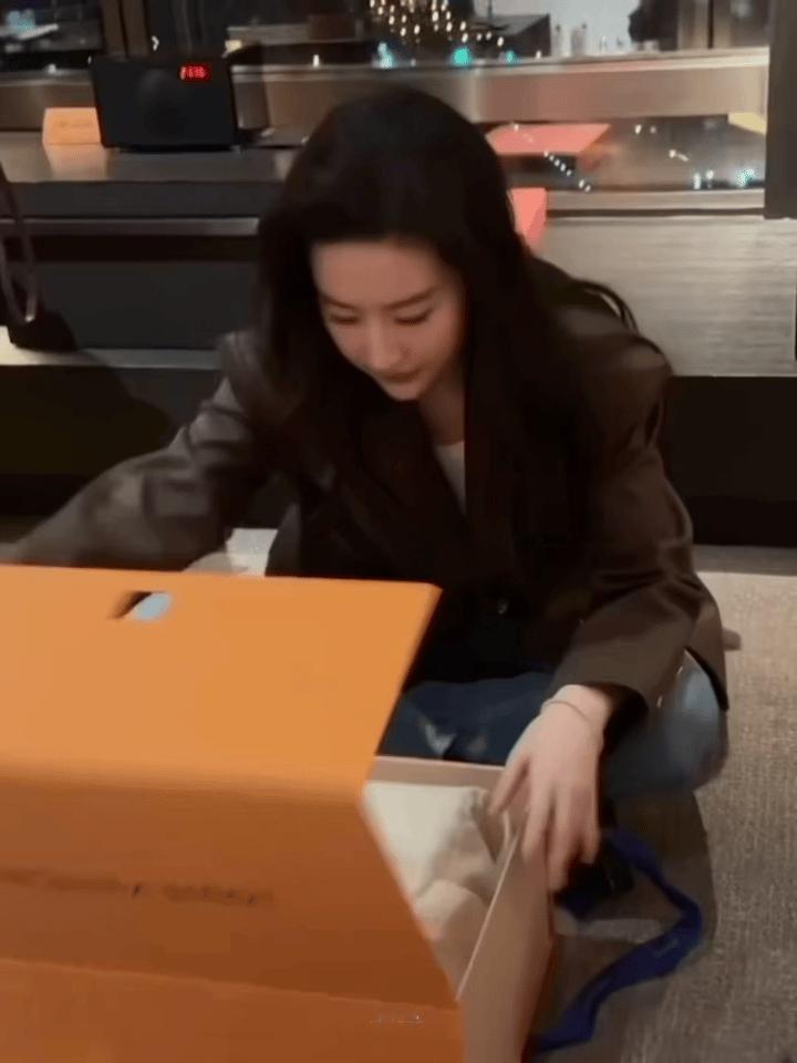 刘亦菲拆礼物vlog原来神仙姐姐这种级别的大咖，买LV也这么开心啊（不是因为代言