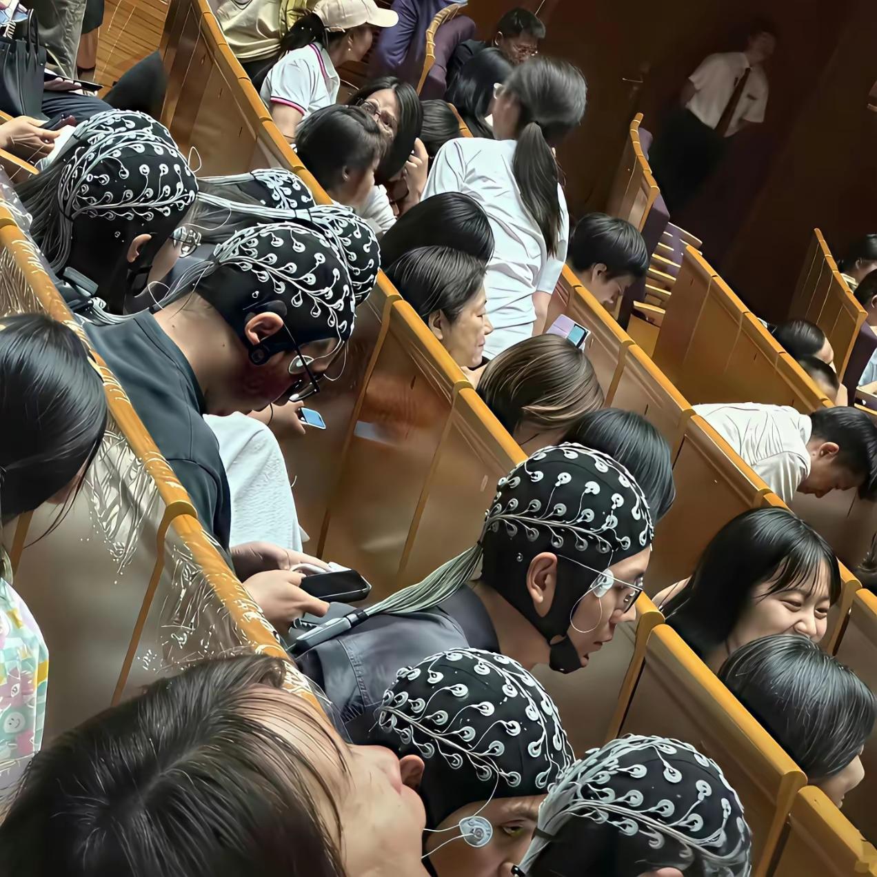 我滴天呐！不细看还以为在烫头呢？谁知道这些学生是在干嘛吗？[what]