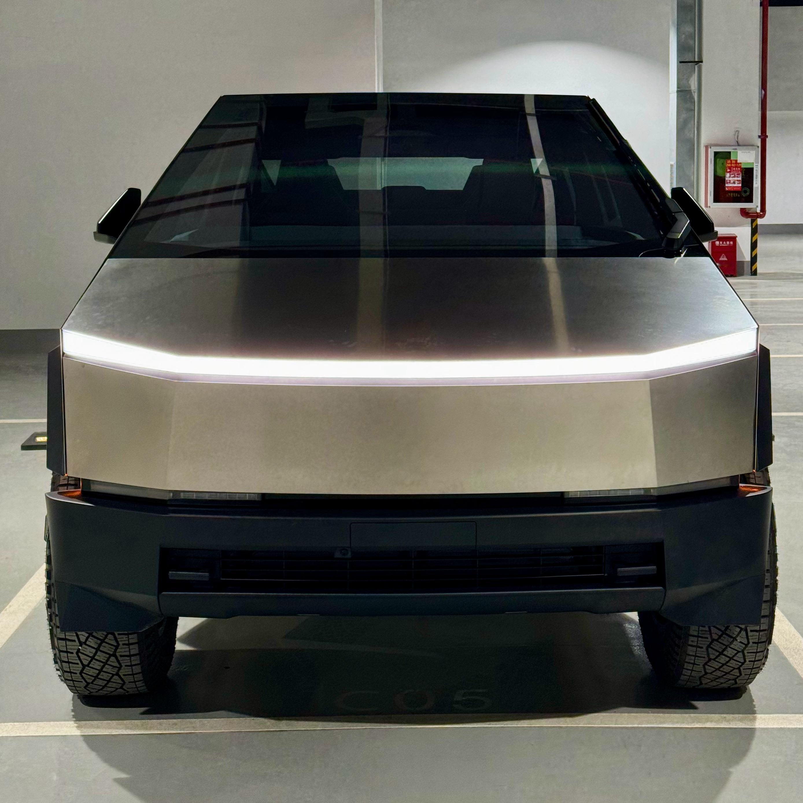 特斯拉 Tesla Cybertruck官方名叫赛博越野旅行车今天见到本体了，真