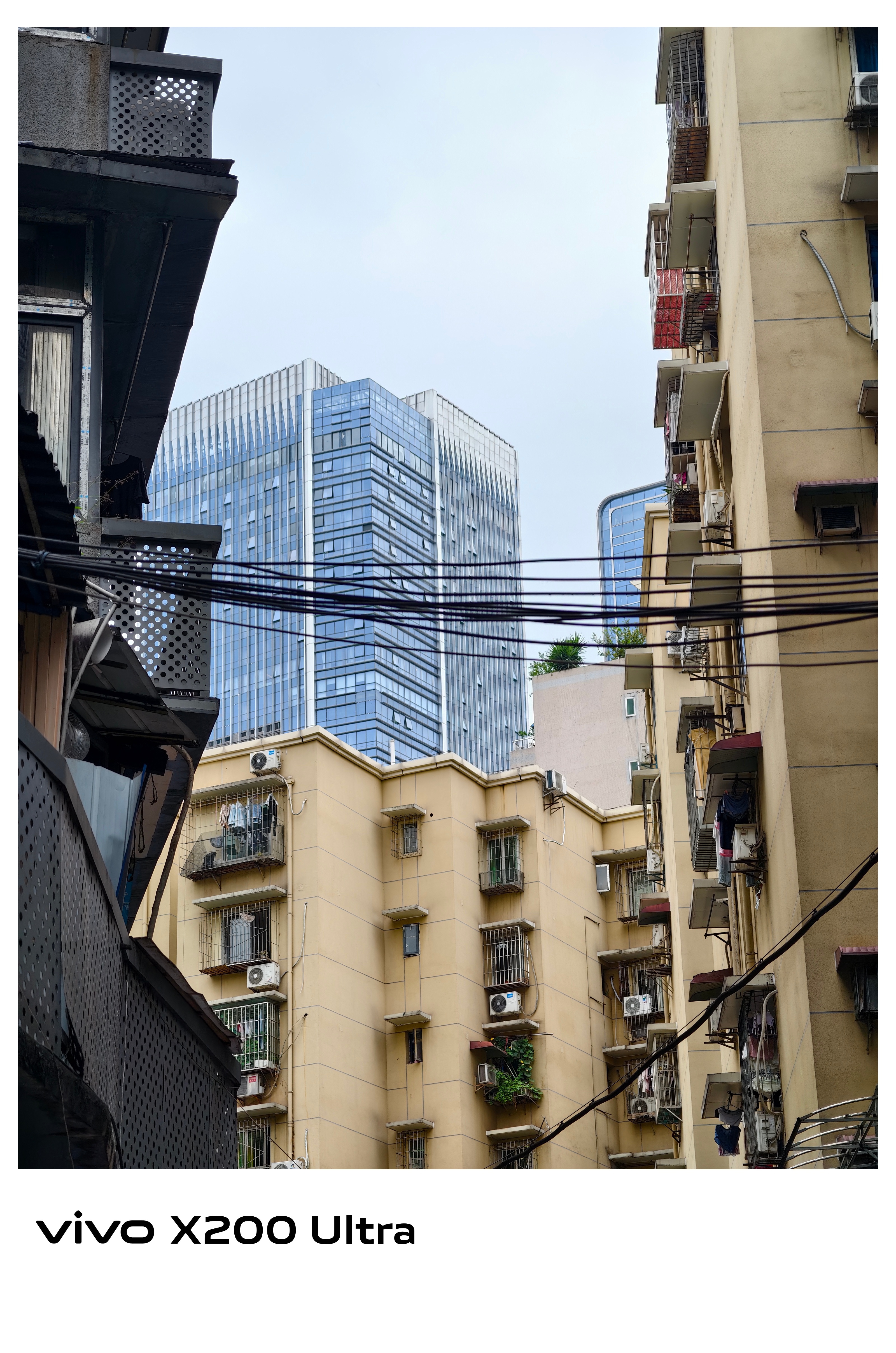 山城处处是美景这幅作品叫做《城》一头高楼耸立另一头低矮的旧巷蜿蜒城里城外皆是重庆