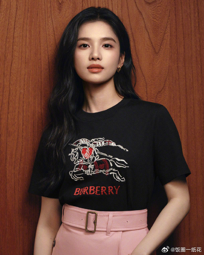 张婧仪Burberry七夕广告大片张婧仪连续两年出镜七夕系列广告 恰逢生日月，张