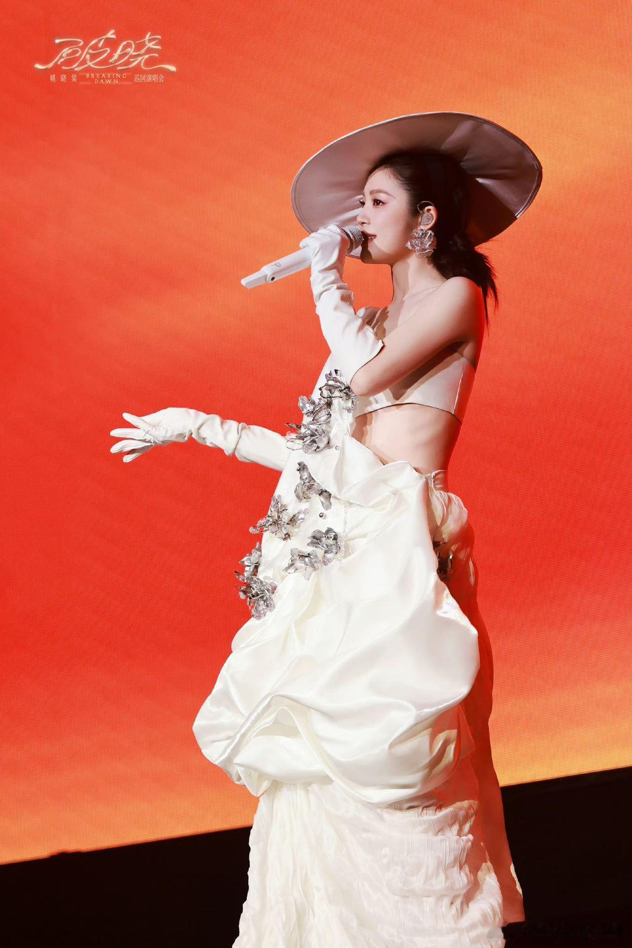 姚晓棠是偷偷把原唱放出来了吗 不得不说，姚晓棠在深圳演唱会上唱的《爱拼才会赢》太