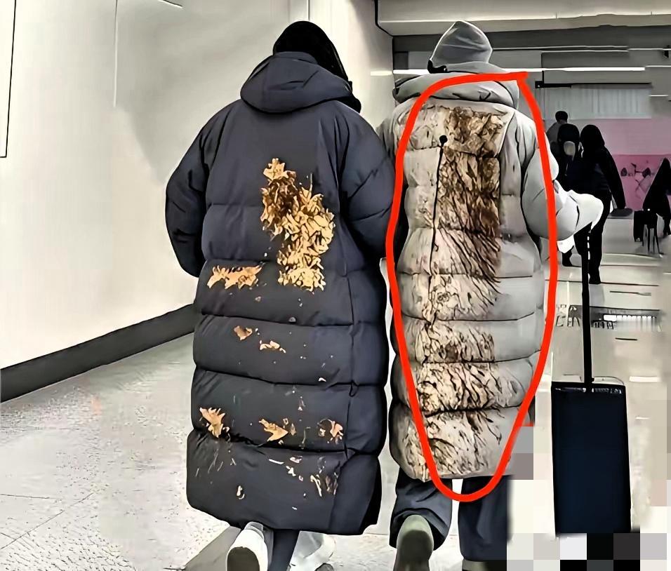 活大半辈子真开眼了！地铁站瞅见俩人穿的羽绒服，

后背上一大片“泥印子”还泛着霉