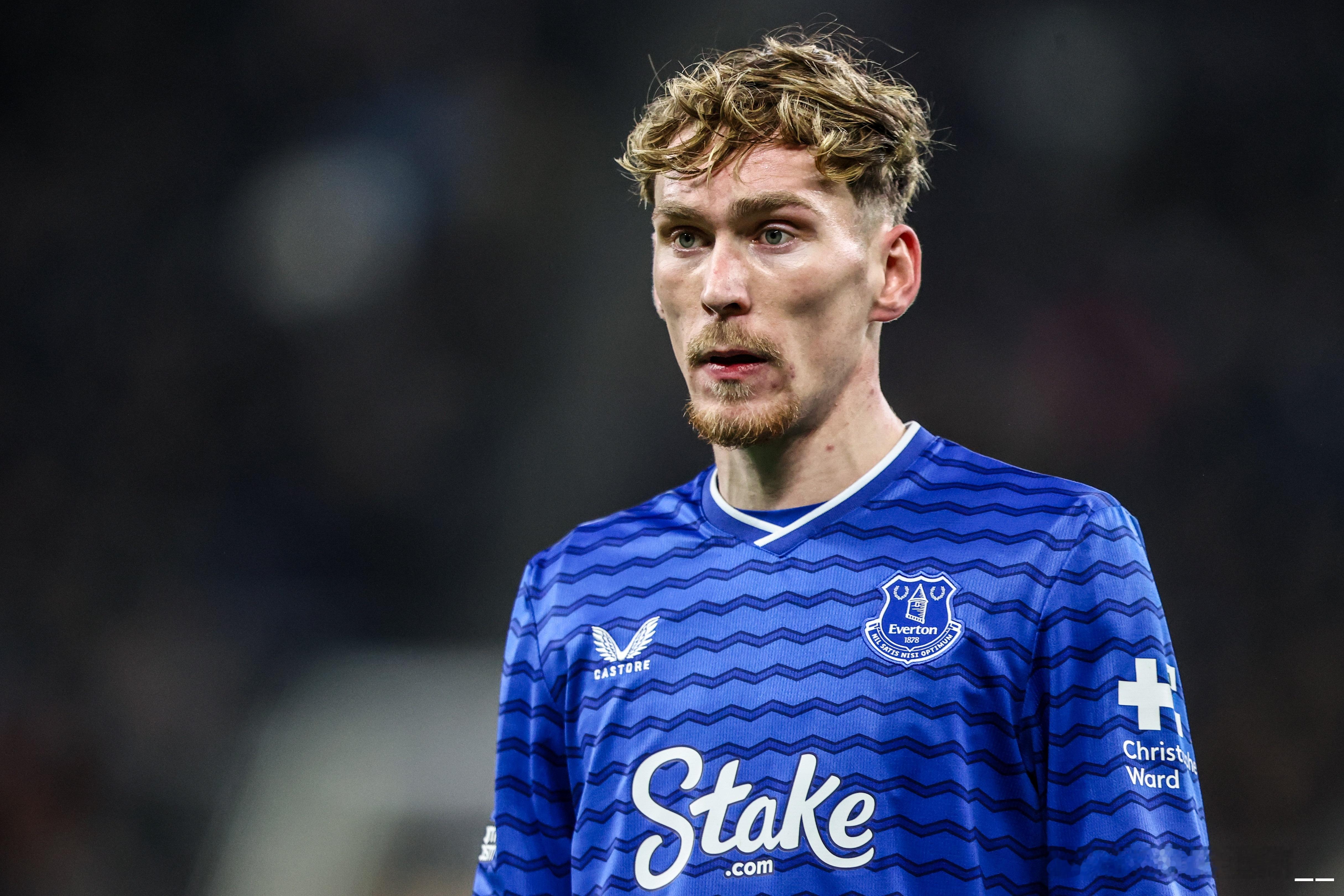 身价2500万！据每日邮报独家消息，曼联有意在冬窗以较低价格签下埃弗顿中场詹姆斯