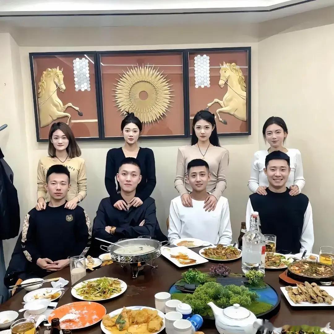 曾经室友共一房，今日携妻饮酒畅；酥手落肩花归主，哪对颜值最担当？ ​​​