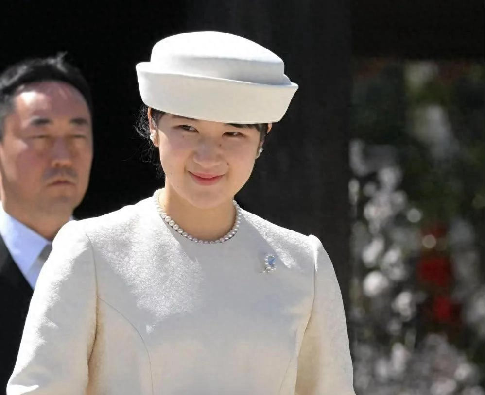 日本皇室纯爱故事再次上演，爱子公主与青梅竹马甜蜜约会，这一消息引发广泛关注，民众