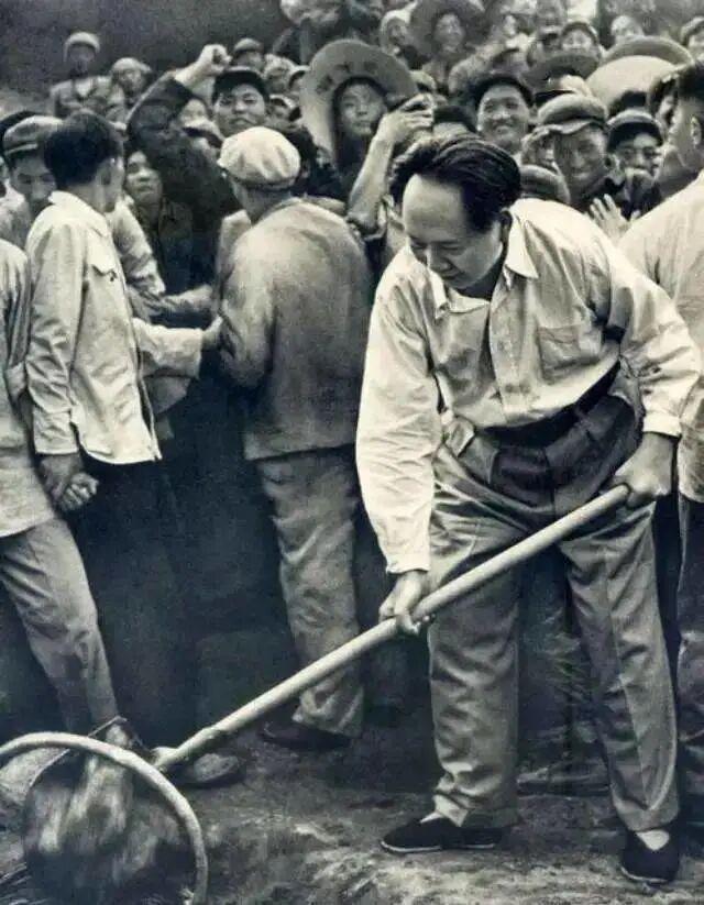1958年5月25日，毛主席来到了十三陵水库建设工地，参加了义务劳动。由于伟人毛