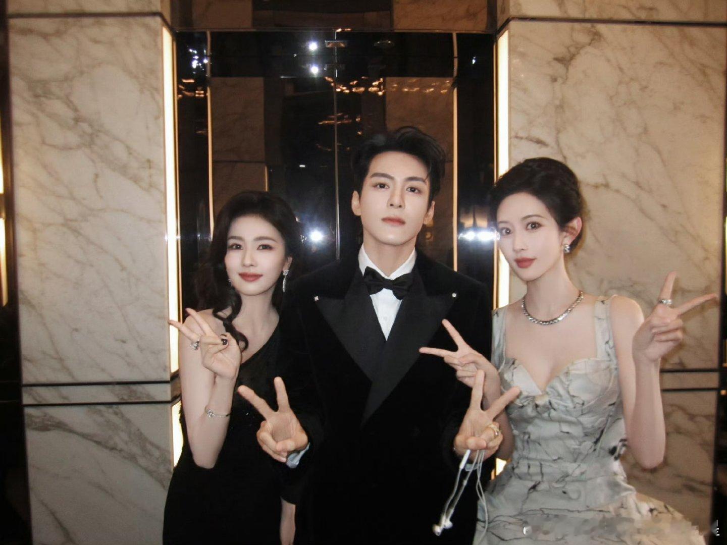 曾舜晞晒和白鹿孟子义合照曾舜晞晒和白鹿孟子义合照 