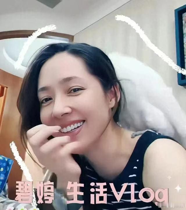 郭碧婷商场遛娃  郭碧婷表示陪女儿就是要多看一些比较漂亮的东西，从小培养孩子的审