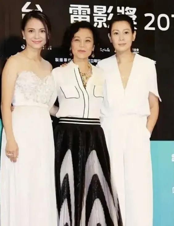 左边高胜美，右边刘若英，是90年代台湾经典女歌手，中间这位看着好亲切，就是想不起