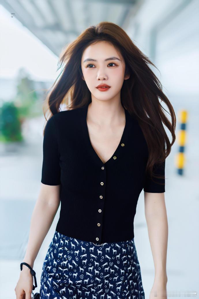 张小斐蔡文静合照 拍摄杀青，友谊不散，张小斐蔡文静合照越看越喜欢，两张脸同框很有