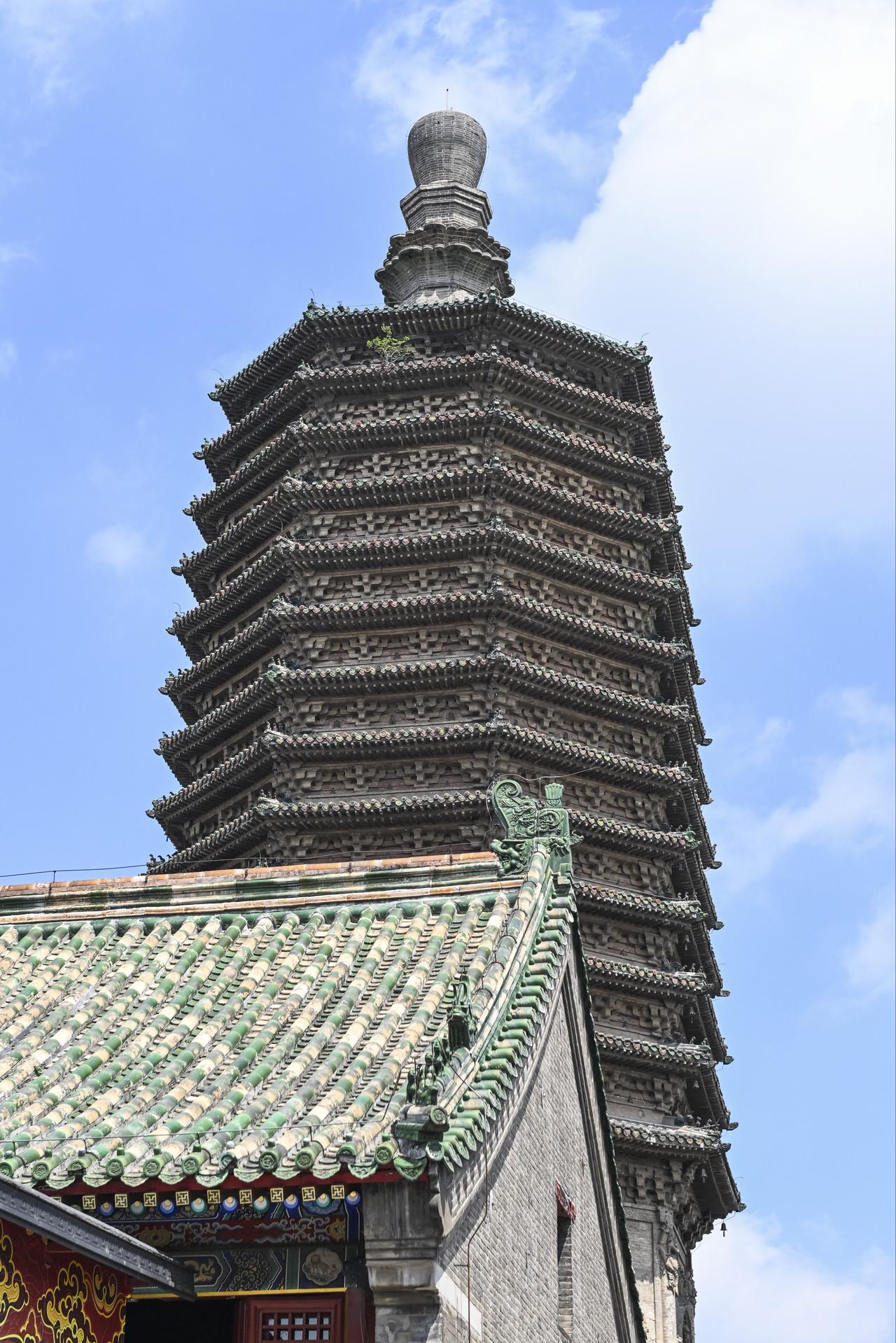 很多人去北京，只知道故宫。
却不知道，北京还有一座塔，比故宫早了整整287年。