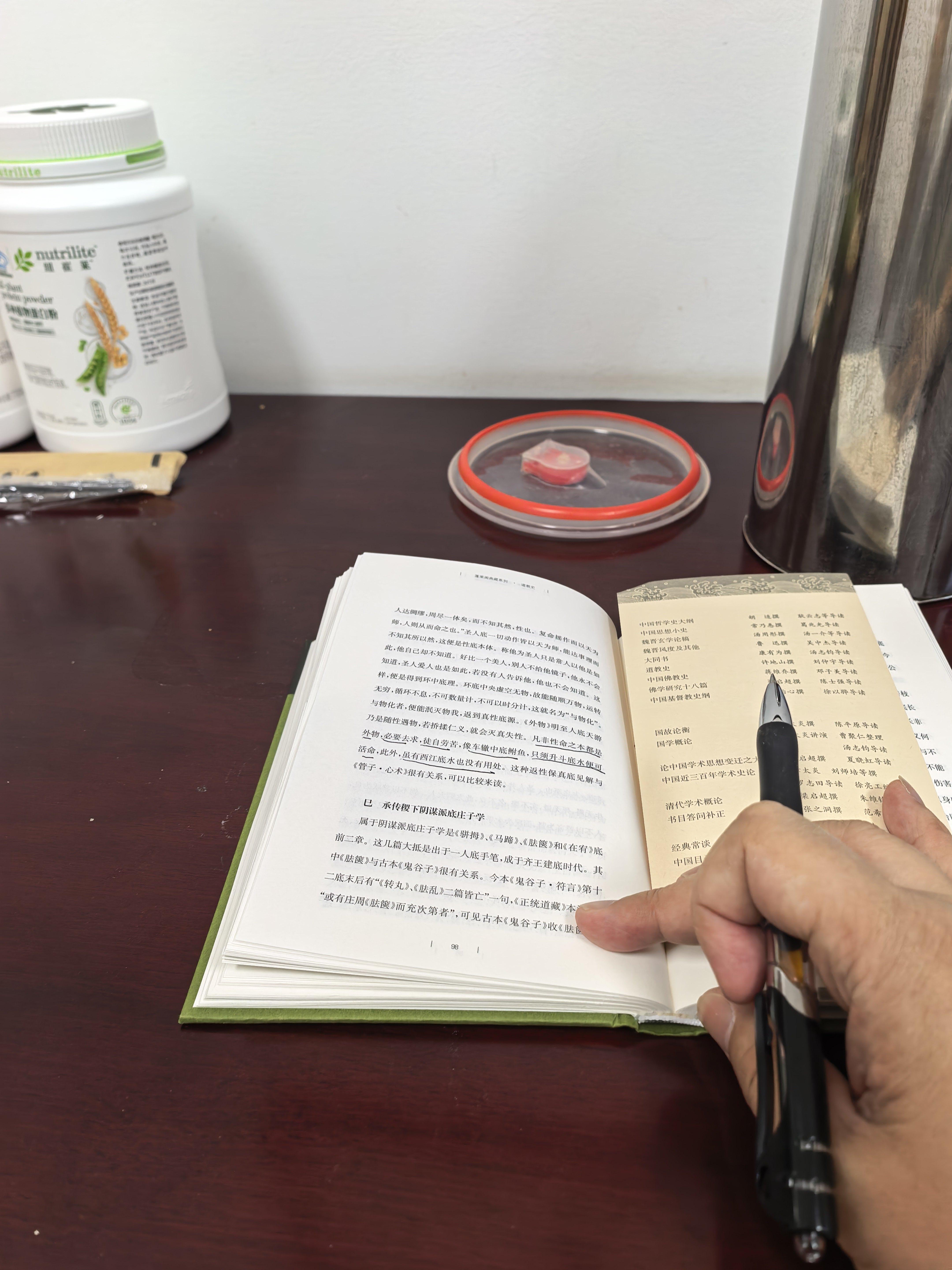 在整个住院楼里面，能够静静地看书的，也就我一人。 