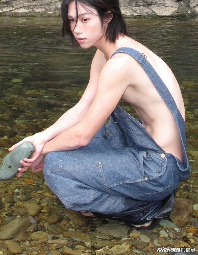 这吊带有点夸张了吧 ​​​