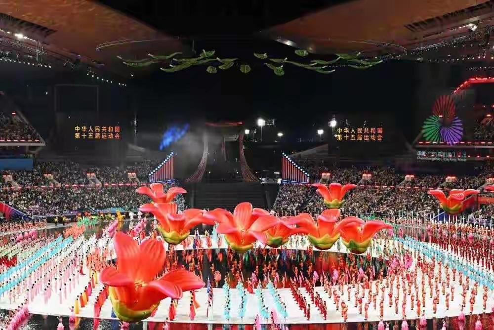 11月9日，第十五届全运会盛大开幕。除了中国国家领导人，国际奥委会主席考文垂和终