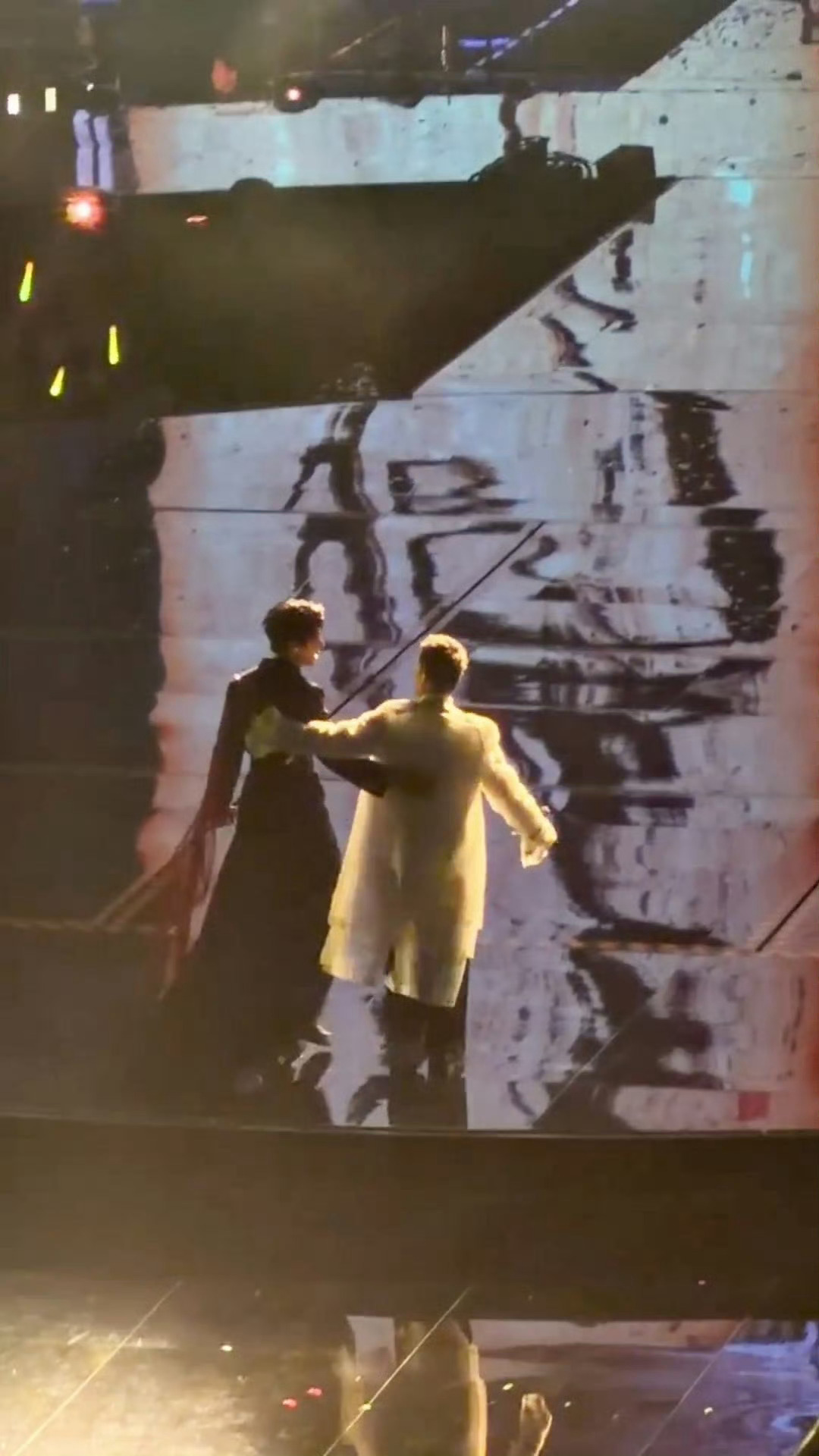 真好。真好。我也很专一。从小到大都喜欢江湖嗓音。因为我从小到大都爱看古装剧。喜欢