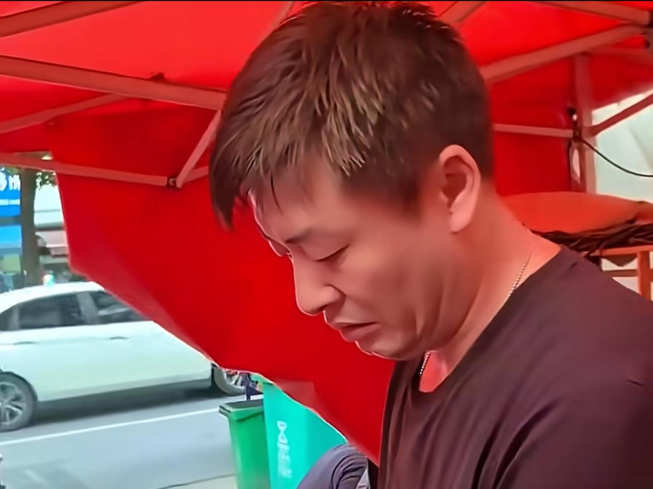 两张高度相似的面孔，一个站在台上为万千学子指点方向，一个守在夜市小摊烟火谋生。