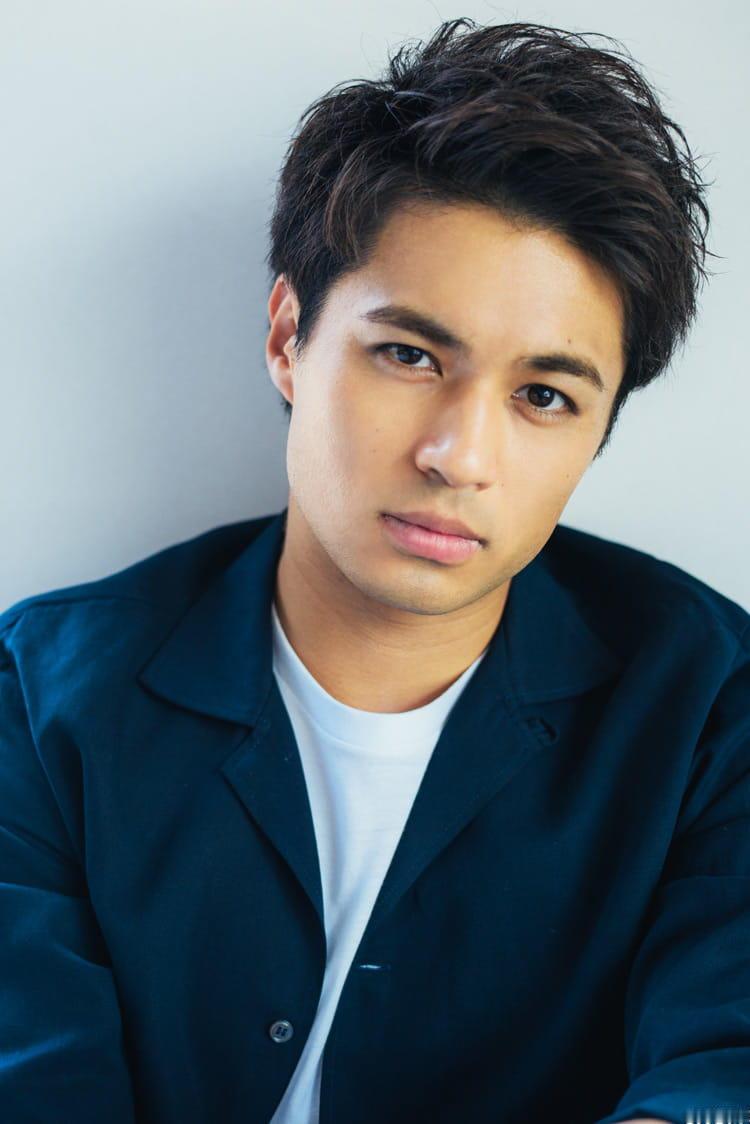 提炼一下关键词：日本演员交往单亲母亲，却说对方是“大制作电影”但自己偶尔也想看看