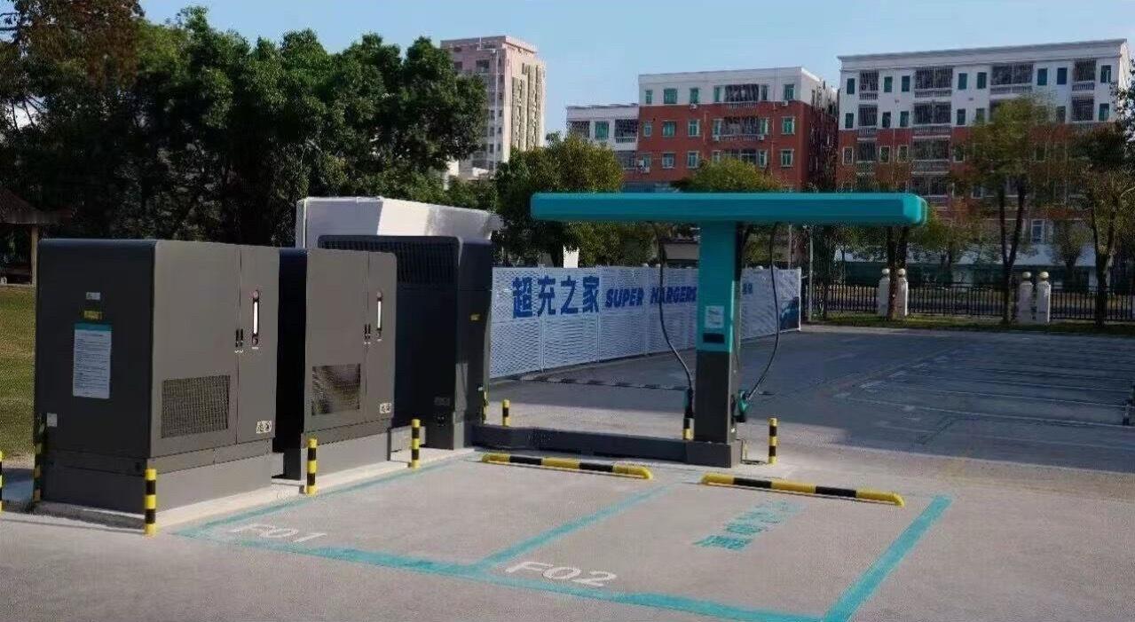 比亚迪 4月18日消息，比亚迪官方宣布，比亚迪珠峰小镇闪充站 - 全球海拔最高的