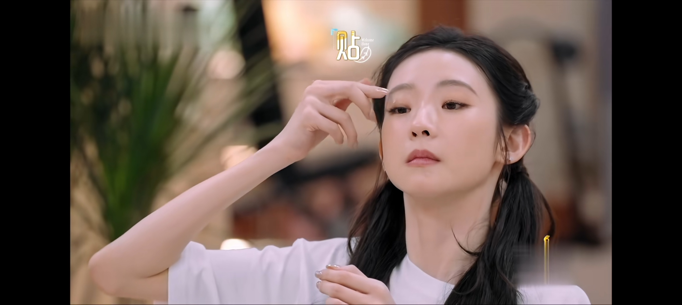 张艺凡眼皮白跳了 张艺凡也太有梗，眼皮跳了就贴白纸说白跳，一本正经的样子特别好笑