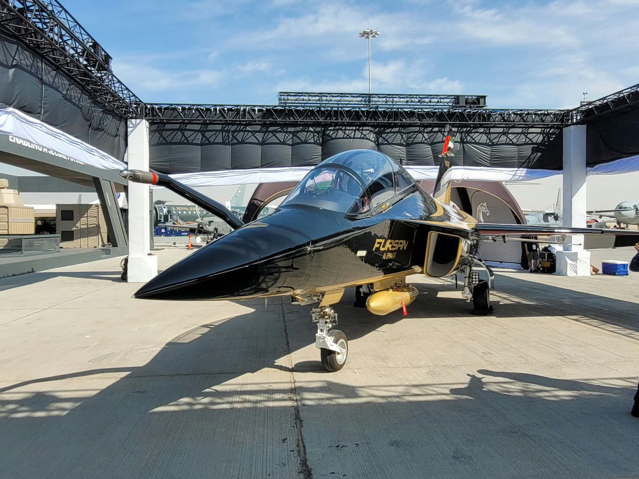 阿联酋空军在迪拜展示加装受油管的L-15A不知道这是配有油路的还是仅具有训练功能