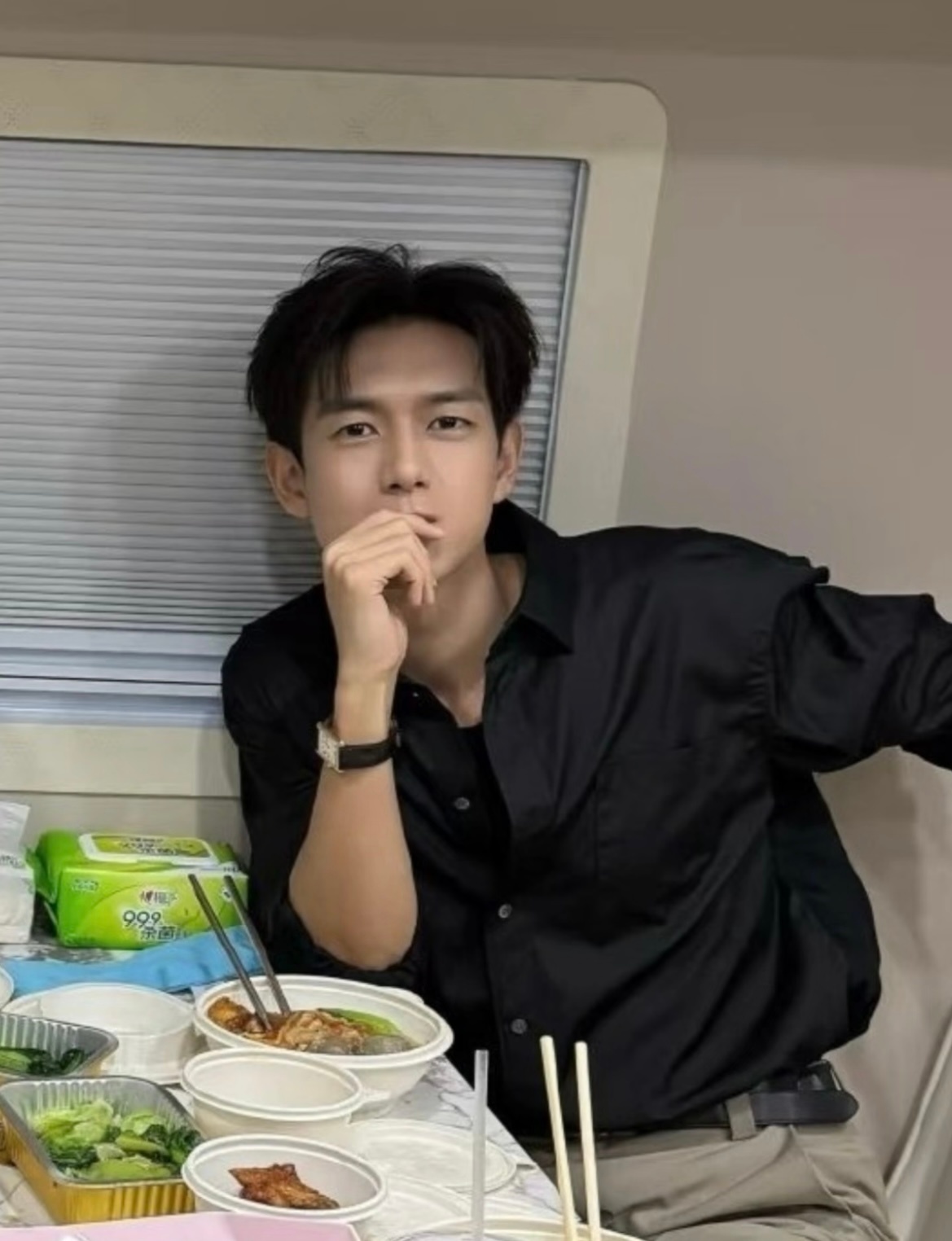 李现分享开球照片爱上李现不要太轻易了…怎么切换风格如此简单自如李现