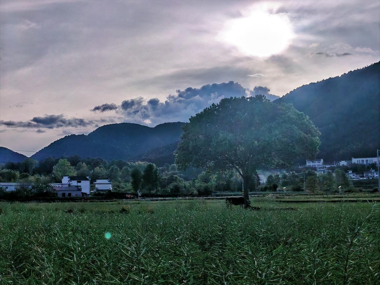 【原创】
皖南黟县，傍晚的碧山村外……安徽黟县旅行