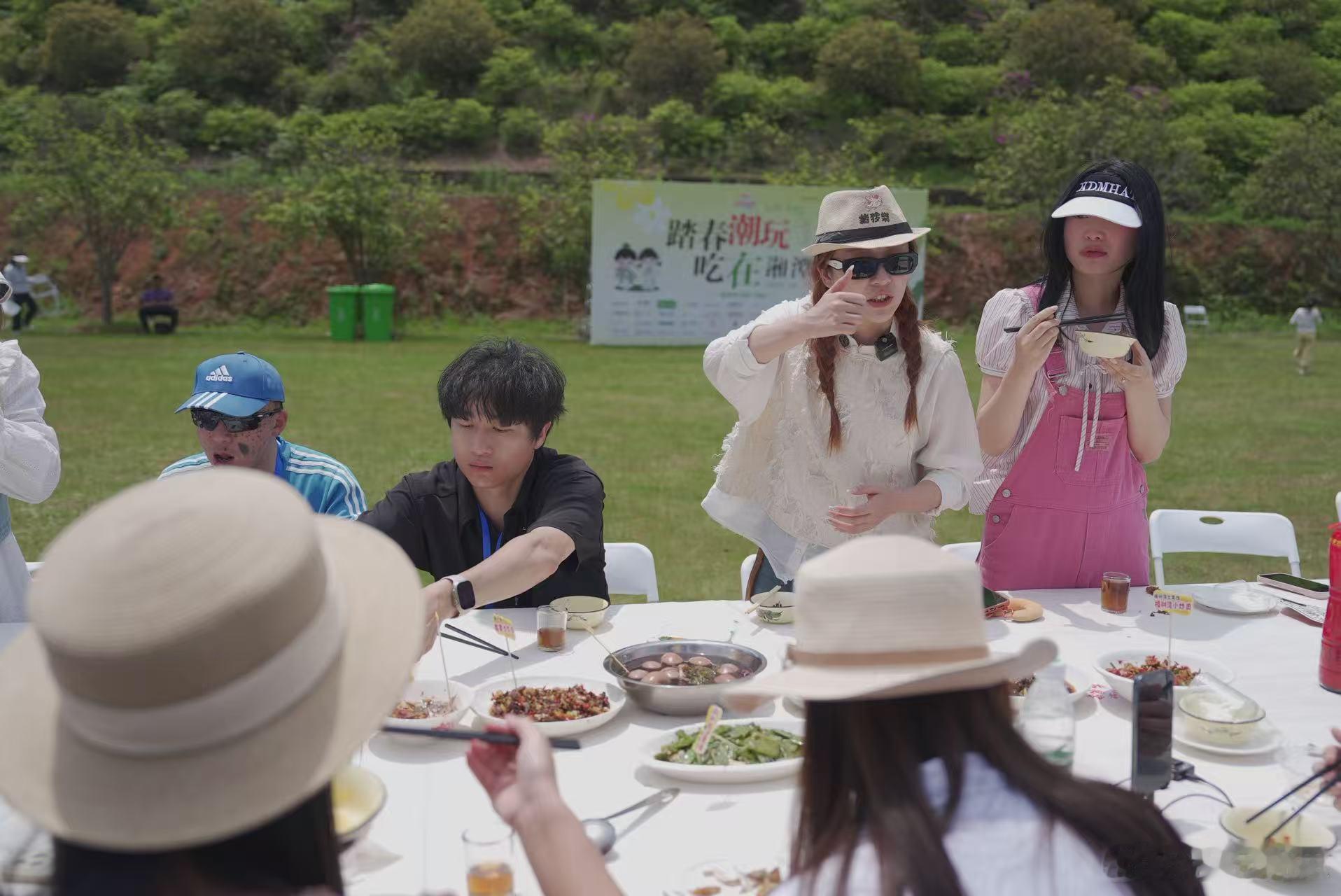 【踏春潮玩吃在湘潭 】4月19日，“踏春潮玩，吃在湘潭”活动在盘龙大观园火热开启