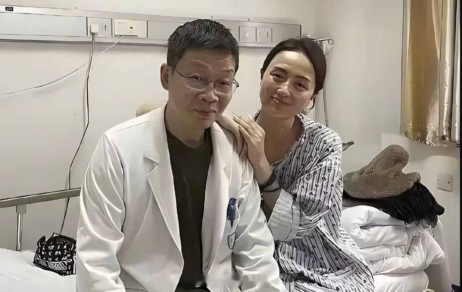 朱媛媛生前与前来看望她的主治医生在病房里的一张留影。 
